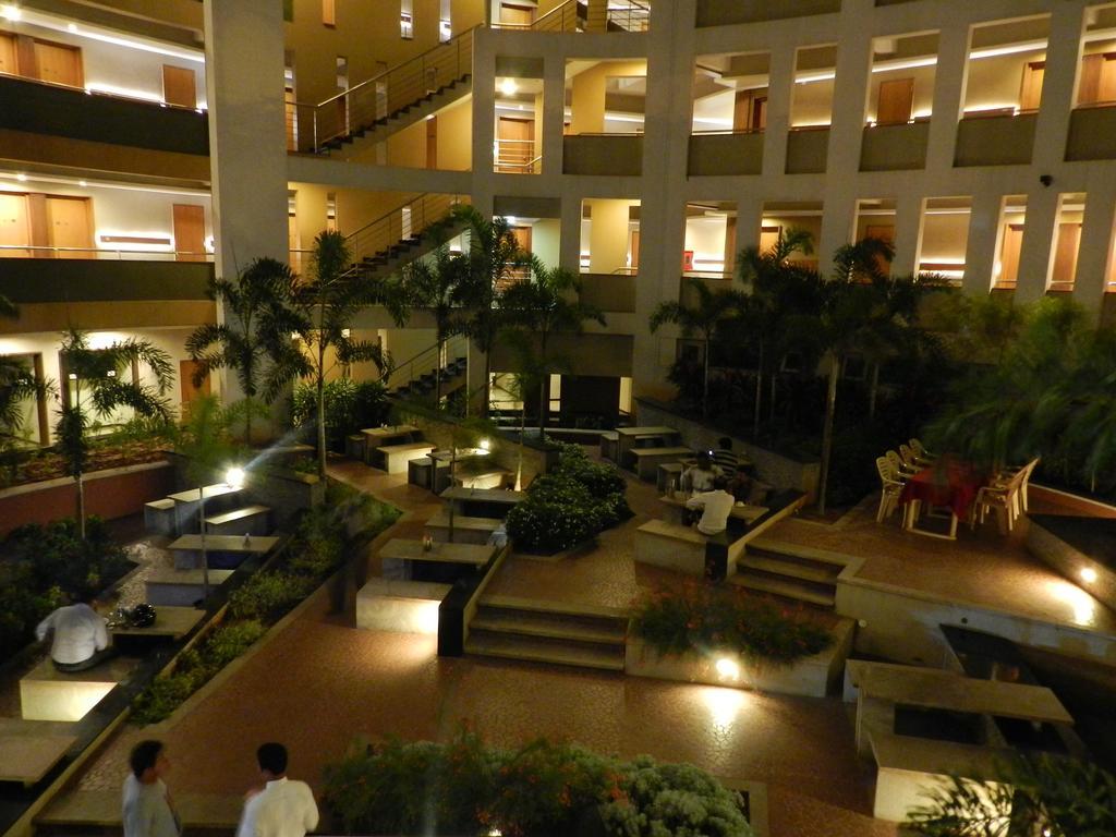 Hotel Rock Regency Toranagallu Exteriör bild